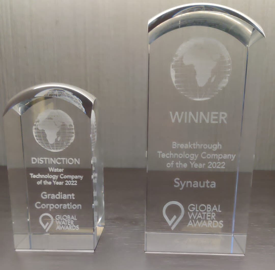Two crystal trophies for Gradiant and Synauta from the 2022 Global Water Awards, recognizing excellence in water technology and innovation in desalination through artificial intelligence.